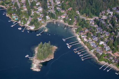 Ocean Inlet tarafından Deep Cove lüks evlerde havadan görünümü. Kuzey Vancouver, British Columbia, Kanada, bir yaz sabahı alınan.