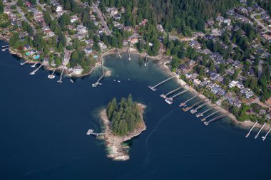 Ocean Inlet tarafından Deep Cove lüks evlerde havadan görünümü. Kuzey Vancouver, British Columbia, Kanada, bir yaz sabahı alınan.