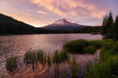 Dramatik bir bulutlu gün batımı sırasında Mt Hood Güzel Manzara Görünümü. Trillium Gölü, Hood Ulusal Ormanı Mt..