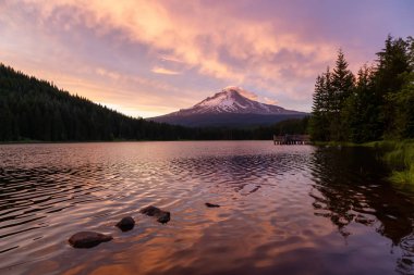 Dramatik bir bulutlu gün batımı sırasında Mt Hood Güzel Manzara Görünümü. Trillium Gölü, Hood Ulusal Ormanı Mt..