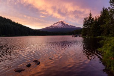 Dramatik bir bulutlu gün batımı sırasında Mt Hood Güzel Manzara Görünümü. Trillium Gölü, Hood Ulusal Ormanı Mt..