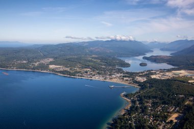 Vancouver, British Columbia, Kanada'nın kuzeybatısında bulunan Sunshine Coast'taki küçük bir kasaba olan Sechelt'in Havadan Görünümü. Güneşli bir yaz sabahı çekilen.