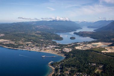 Vancouver, British Columbia, Kanada'nın kuzeybatısında bulunan Sunshine Coast'taki küçük bir kasaba olan Sechelt'in Havadan Görünümü. Güneşli bir yaz sabahı çekilen.