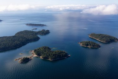 Canlı güneşli bir yaz sabahı Boyunca Hermit Adası'nın havadan görünümü. Vancouver, British Columbia, Kanada yakınlarında bulunan.