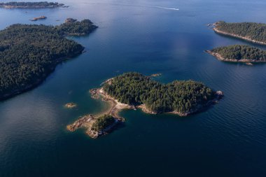 Canlı güneşli bir yaz sabahı Boyunca Hermit Adası'nın havadan görünümü. Vancouver, British Columbia, Kanada yakınlarında bulunan.
