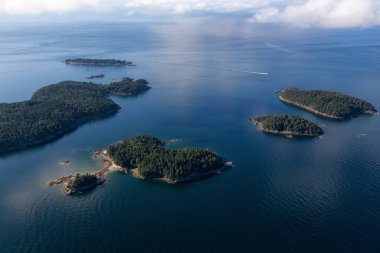 Canlı güneşli bir yaz sabahı Boyunca Hermit Adası'nın havadan görünümü. Vancouver, British Columbia, Kanada yakınlarında bulunan.