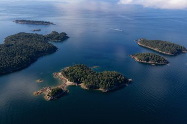 Canlı güneşli bir yaz sabahı Boyunca Hermit Adası'nın havadan görünümü. Vancouver, British Columbia, Kanada yakınlarında bulunan.