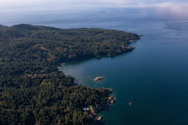 Canlı güneşli bir yaz sabahı Bowen Adası'nın havadan görünümü. Vancouver, British Columbia, Kanada yakınlarında bulunan.
