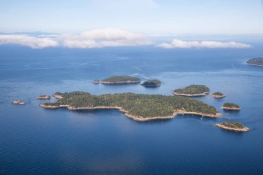 Canlı güneşli bir yaz sabahı Pasley Adası'nın havadan görünümü. Vancouver, British Columbia, Kanada yakınlarında bulunan.