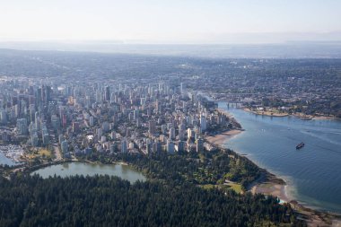 Güneşli bir yaz gününde Modern Downtown City Havadan Görünümü. Vancouver, British Columbia, Kanada'da çekilmiş.