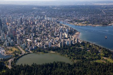 Güneşli bir yaz gününde Modern Downtown City Havadan Görünümü. Vancouver, British Columbia, Kanada'da çekilmiş.