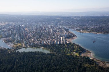 Güneşli bir yaz gününde Modern Downtown City Havadan Görünümü. Vancouver, British Columbia, Kanada'da çekilmiş.