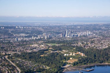 Güneşli bir yaz sabahında modern bir şehir manzarası. Burnaby, Greater Vancouver, British Columbia, Kanada 'da çekildi.