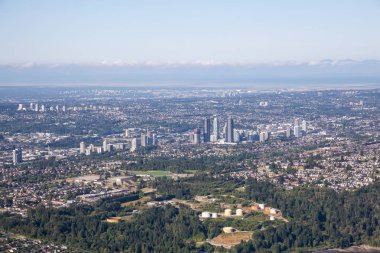 Güneşli bir yaz sabahında modern bir şehir manzarası. Burnaby, Greater Vancouver, British Columbia, Kanada 'da çekildi.