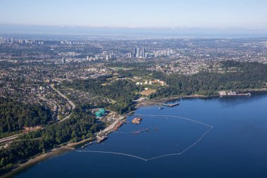 Port Moody, Büyük Vancouver, British Columbia, Kanada 'daki Petrol Rafineri Endüstrisi' nin hava manzarası. Güneşli bir yaz sabahı çekildi.
