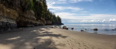 Güneşli bir yaz günü boyunca Pasifik Okyanusu Kıyısında Ki Mistik Plajı'nın güzel Panoramik Manzarası. Port Renfrew yakınlarında çekilen Vancouver Adası, Bc, Kanada.