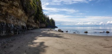 Güneşli bir yaz günü boyunca Pasifik Okyanusu Kıyısında Ki Mistik Plajı'nın güzel Panoramik Manzarası. Port Renfrew yakınlarında çekilen Vancouver Adası, Bc, Kanada.