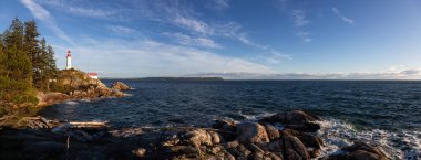 Canlı güneşli bir gün batımı sırasında kayalık bir okyanus sahilinin güzel Panoramik manzarası. Lighthouse Park, Horseshoe Bay, West Vancouver, British Columbia, Kanada'da çekilmiş.