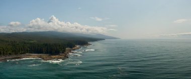 Güneşli bir yaz günü boyunca Güney Vancouver Adası'nda Rocky Pacific Ocean Coast Güzel Hava Panoramik Manzara Görünümü. Victorial ve Port Renfrew, Bc, Kanada arasında çekilen.