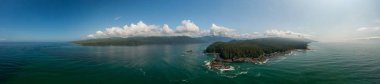 Güneşli bir yaz günü boyunca Güney Vancouver Adası'nda Rocky Pacific Ocean Coast Güzel Hava Panoramik Manzara Görünümü. Victorial ve Port Renfrew, Bc, Kanada arasında çekilen.