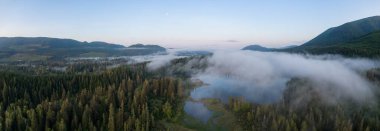 Canlı bir yaz gündoğumu sırasında bulutlarla kaplı Peri Gölü Havadan Panoramik Görünümü. Port Renfrew yakınlarında çekilen Vancouver Adası, British Columbia, Kanada.