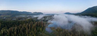 Canlı bir yaz gündoğumu sırasında bulutlarla kaplı Peri Gölü Havadan Panoramik Görünümü. Port Renfrew yakınlarında çekilen Vancouver Adası, British Columbia, Kanada.