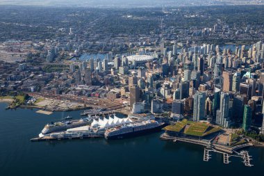 Vancouver, British Columbia, Kanada - 28 Temmuz 2019: Güneşli bir yaz sabahı Downtown City, Canada Place ve Vancouver Limanı'nın havadan görünümü.