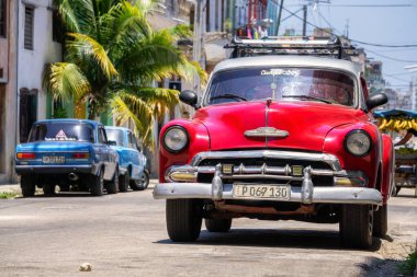 Havana, Küba - 28 Mayıs 2019: Canlı ve parlak güneşli bir günde Eski Havana Şehrinin sokaklarında Klasik Eski Araba.