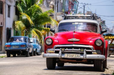 Havana, Küba - 28 Mayıs 2019: Canlı ve parlak güneşli bir günde Eski Havana Şehrinin sokaklarında Klasik Eski Araba.