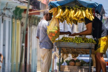Havana, Küba - 28 Mayıs 2019: Bulutlu bir günde Eski Havana Şehrinin sokaklarında Meyve satan satıcı.