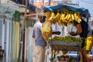 Havana, Küba - 28 Mayıs 2019: Bulutlu bir günde Eski Havana Şehrinin sokaklarında Meyve satan satıcı.
