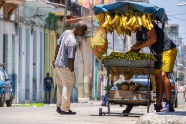 Havana, Küba - 28 Mayıs 2019: Bulutlu bir günde Eski Havana Şehrinin sokaklarında Meyve satan satıcı.
