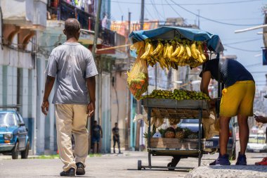 Havana, Küba - 28 Mayıs 2019: Bulutlu bir günde Eski Havana Şehrinin sokaklarında Meyve satan satıcı.
