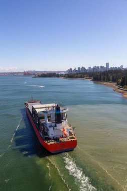 Vancouver, British Columbia, Kanada - 20 Nisan 2019: Stanley Park'ın yanından geçen ve Downtown City'den geçen Büyük Konteyner Gemisinin Havadan Görünümü.