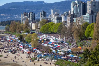 Downtown Vancouver, British Columbia, Kanada - 20 Nisan 2019: Güneşli bir günde Sunset Beach'te 420 kişiyi kutlamak için toplanan insanların havadan görünümü.