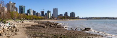 Downtown Vancouver, British Columbia, Kanada - 20 Nisan 2019: Güneşli bir günde Stanley Park'taki English Bay'in panoramik manzarası.