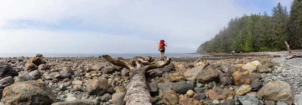 Fille Aventureuse Randonnée Juan Fuca Trail Bear Beach Sur Côte — Photo