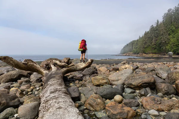 Äventyrlig Flicka Vandring Juan Fuca Trail Att Bära Stranden Stilla — Stockfoto