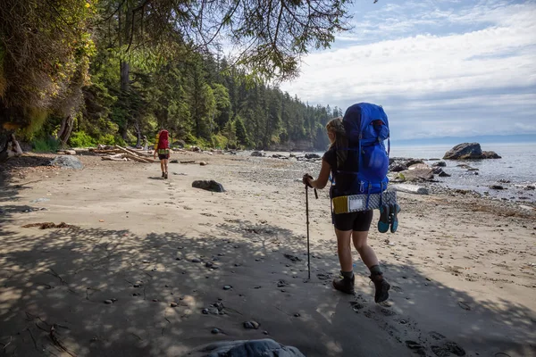 Adventurous Friends Hiking Juan Fuca Trail Mystic Beach Pacific Ocean — Stock Photo, Image