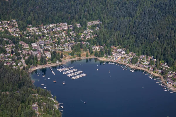 Widok Lotu Ptaka Luksusowe Domy Deep Cove Przez Ocean Inlet — Zdjęcie stockowe