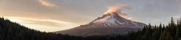 劇的な曇りの夕日の間にフード山の美しいパノラマ風景 トリリウム湖 マウントフッド国立森林 オレゴン州 アメリカ合衆国から撮影 — ストック写真