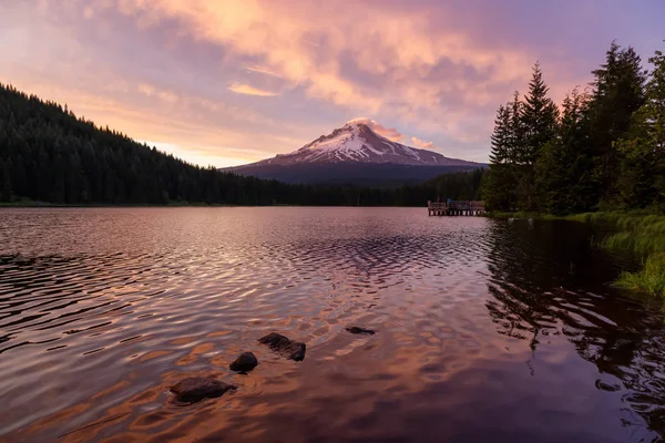 劇的な曇りの夕日の間にフード山の美しい風景 トリリウム湖 マウントフッド国立森林 オレゴン州 アメリカ合衆国から撮影 — ストック写真