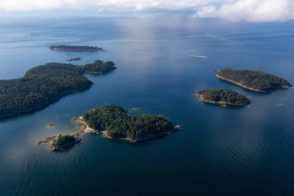 活気に満ちた晴れた夏の朝のエルミット島の航空写真 バンクーバー カナダ ブリティッシュコロンビア州 の近くに位置しています — ストック写真