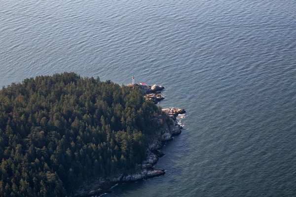晴れた夏の朝の灯台公園の岩の海岸の航空写真 ホースシューベイ ウェストバンクーバー ブリティッシュコロンビア州 カナダで撮影 — ストック写真