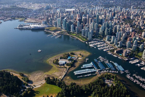 在一个充满活力的阳光明媚的早晨 从空中俯瞰煤港和现代化的下城 在加拿大不列颠哥伦比亚省温哥华拍摄 — 图库照片