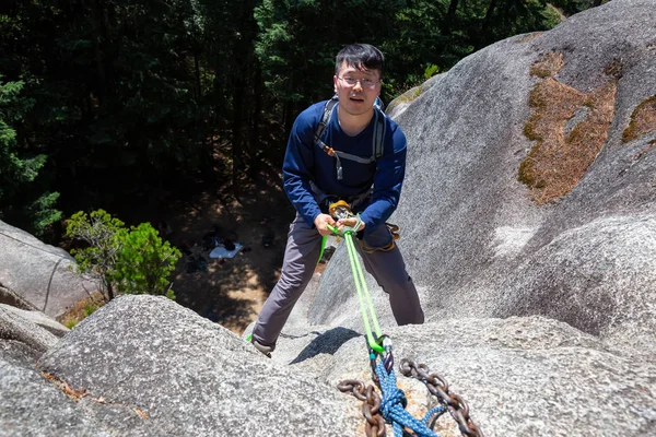 Rock Climber Está Descendo Penhasco Íngreme Durante Dia Ensolarado Verão — Fotografia de Stock