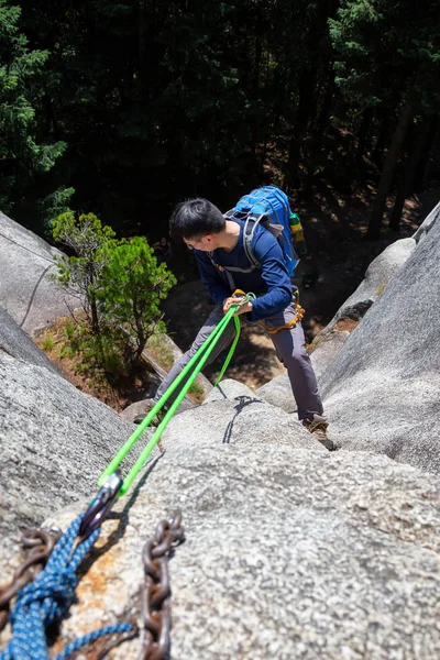 Rock Climber Está Descendo Penhasco Íngreme Durante Dia Ensolarado Verão — Fotografia de Stock