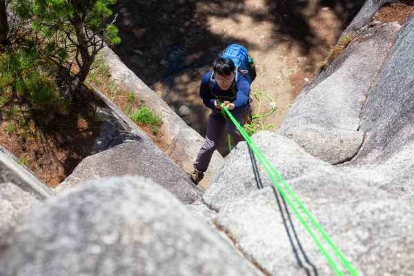 Rock Climber Güneşli Bir Yaz Günü Boyunca Sarp Bir Uçurumdan — Stok fotoğraf