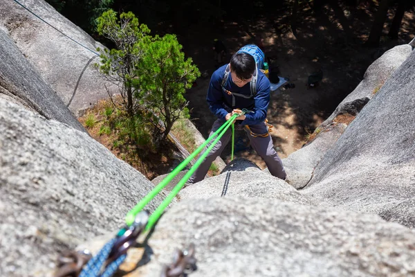 Rock Climber Está Descendo Penhasco Íngreme Durante Dia Ensolarado Verão — Fotografia de Stock