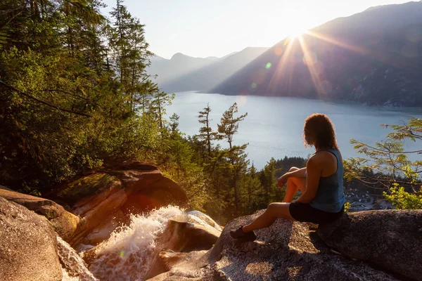 Dobrodružná Dívka Sedí Vrcholu Krásného Vodopádu Shannon Falls Pozoruje Západ — Stock fotografie